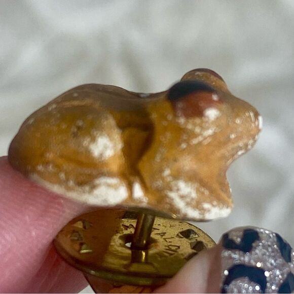 Vintage Frog Lapel Pins or Tie Tacks Set of Two Brown Resin Enameled Frogs - Picture 3 of 6